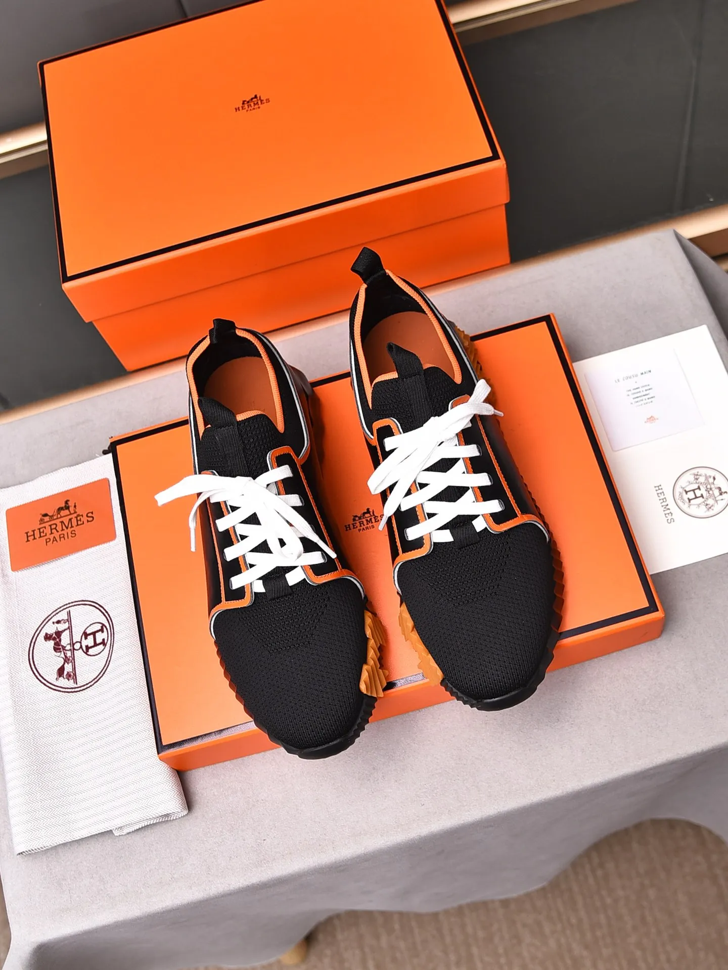 Factory price PP600 [Hermes] fe new arrival~ New Bouncing sneakers are the most comfortable shoes from Hermès, no one else⃣️. They are very light on the feet and look great. You won’t feel tired even when you go shopping and running around. 👍 Very light and comfortable, very light, suitable for both sports and leisure, and feel great when you step on them! It’s up to you to choose, there’s always what you want~ ✔️Fabric: Imported first-layer cowhide + high-elastic fly weave ✔️Inner lining: Imported water-dyed cow lining ✔️Outsole: Seamless combination of IP+TPU (multi-color letters) German technology irradiation machine ✔️Code number: Male 38-44 (45 customized)